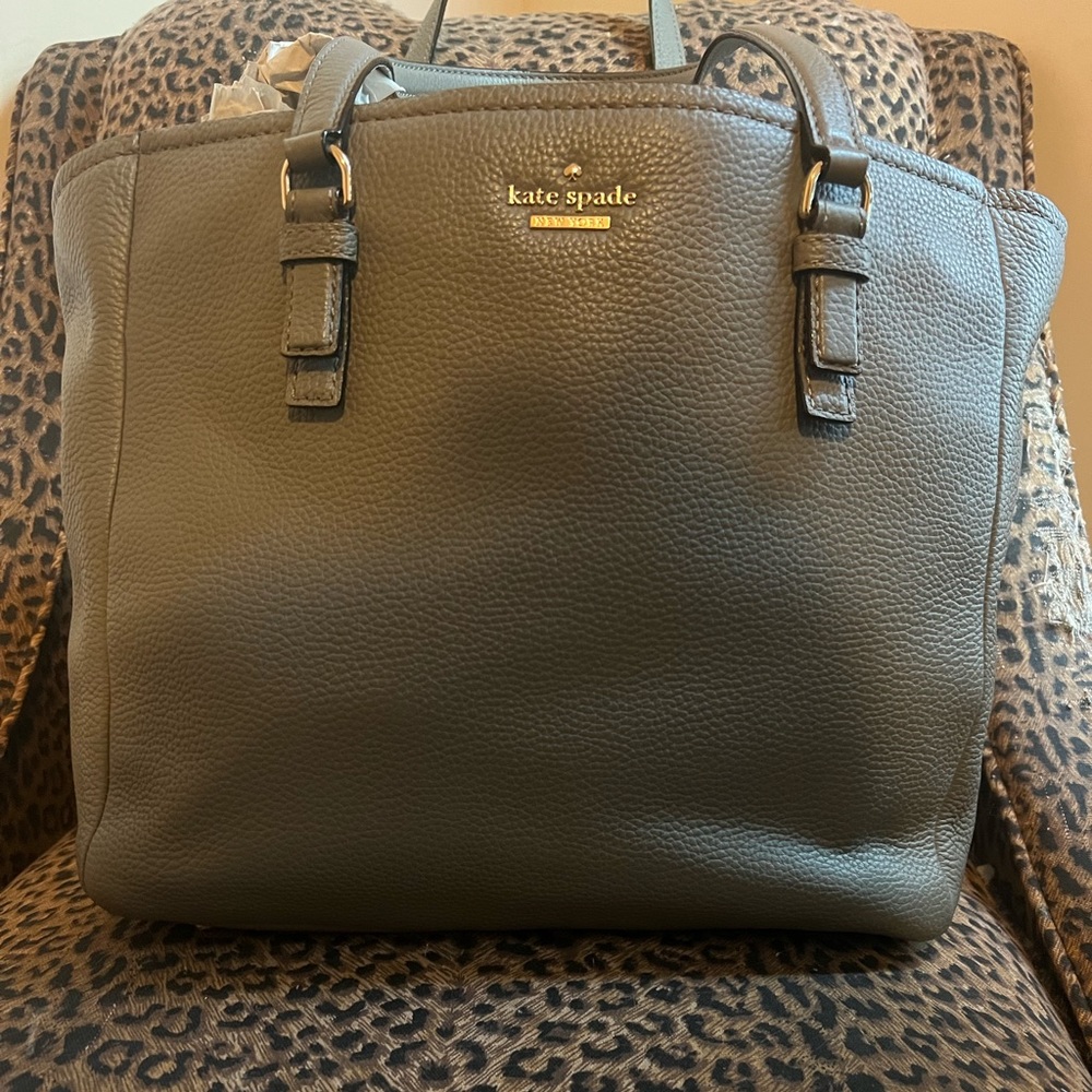 MAKE AN OFFER!  Like new grey Kate Spade tote with zipper closure.